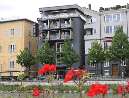 Zebau | Fassade Hotel Goldes Schiff, Bad Ischl